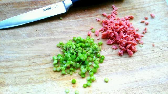 葱、火腿切沫。