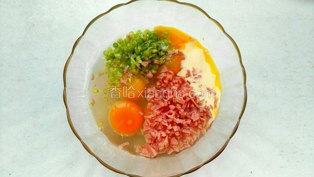 加入葱沫、火腿末、牛奶、盐充分搅拌均匀。