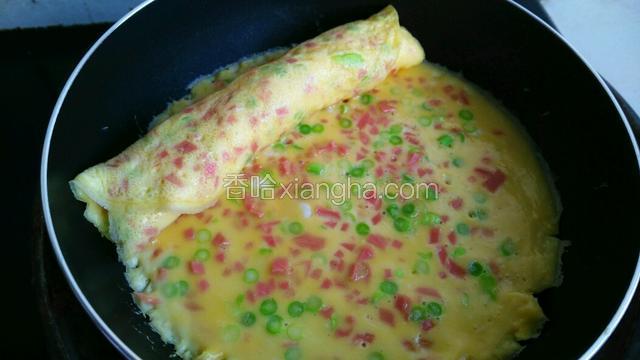 重复4的步骤，将已经做好的蛋卷放在蛋饼上一饼卷起。可多做几张蛋饼！