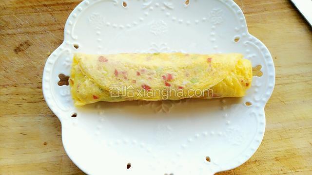 将蛋饼全部卷起后出锅。