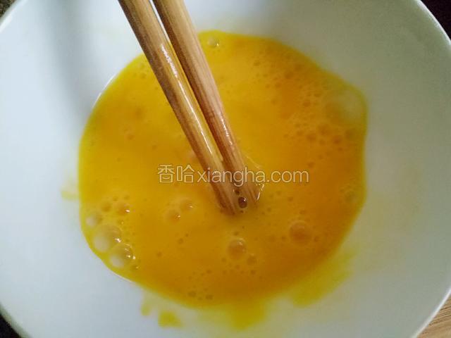 鸡蛋打散待用