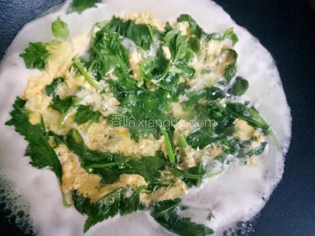 转圈淋入蛋液，1分钟后关火滴入适量麻油即可