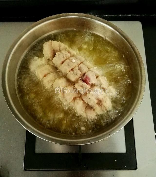 开油锅，把摸好淀粉的鱼肉放入炸至开花定型