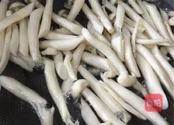 番茄炒海鲜菇的做法图解3