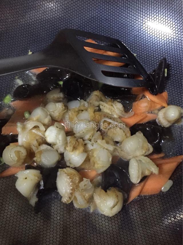 倒入鲜贝继续翻炒