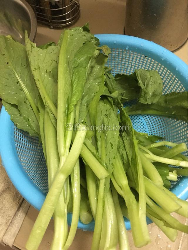 将春菜洗净备用，米线煮好过凉水捞出备用