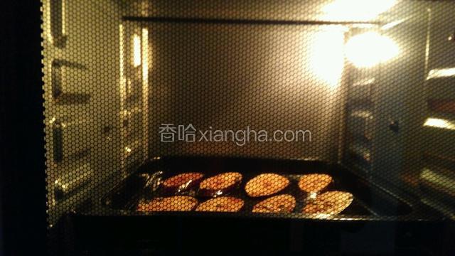 烤箱预热，上下管180度10分钟，放上小米椒即可。