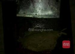 酸菜煮腊肠的做法图解1