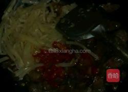 酸菜煮腊肠的做法图解2