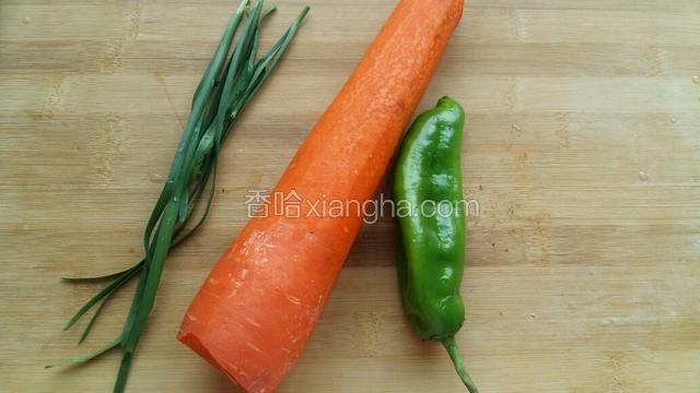 胡萝卜和青椒，韭菜洗净，胡萝卜刮去皮。