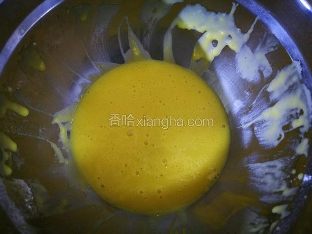 蛋黄盆筛入低筋面粉拌匀无颗粒 放一边