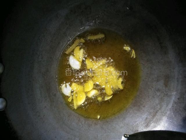 锅中倒适量油，把生姜丝和蒜片爆香