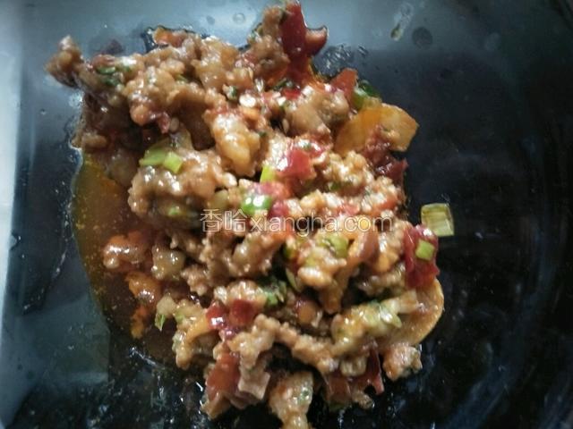 把肉末盛出