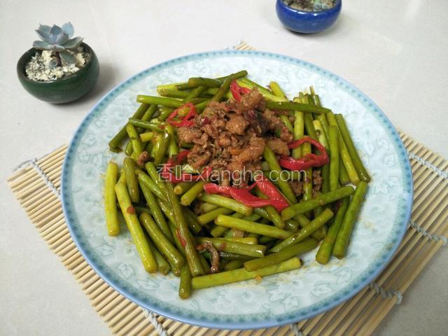 把肉末倒在上面