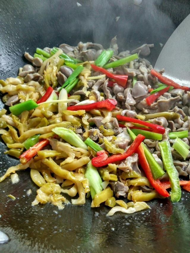 再放入榨菜青红椒翻炒均匀