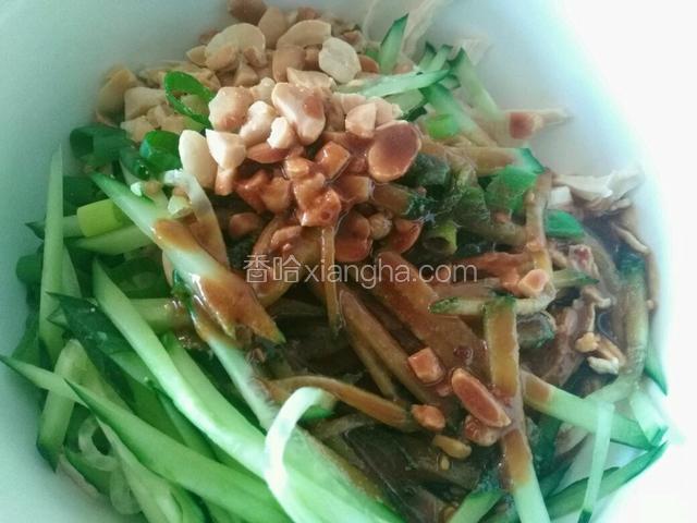 取一个碗，放入鸡肉丝，黄瓜丝，葱末，调料