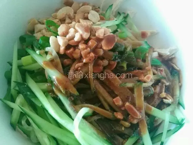 取一个碗，放入鸡肉丝，黄瓜丝，葱末，调料