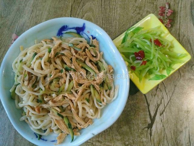 再配上一碟小菜，美哉