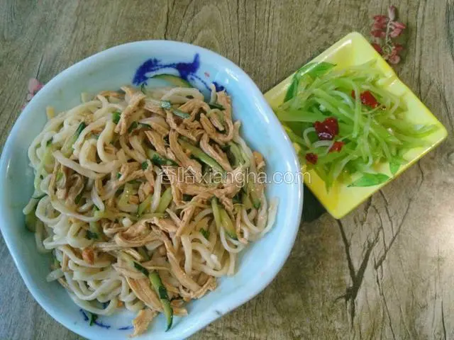 再配上一碟小菜，美哉