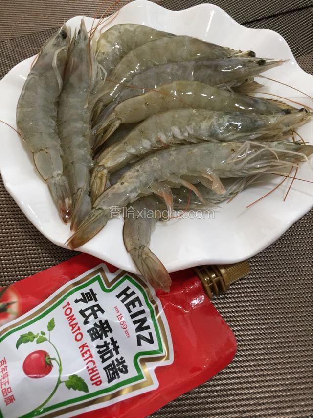 准备大虾和番茄酱