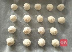 蛋白椰蓉球的做法图解7