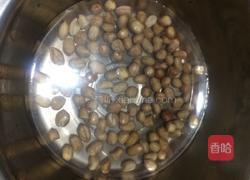 木瓜鸡脚花生木耳汤的做法图解2