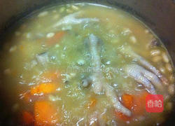 木瓜鸡脚花生木耳汤的做法图解5