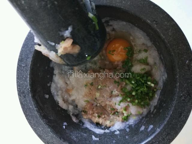 敲个小鸡蛋，放点小葱，然后打成虾肉泥，再加一点点水、用筷子顺时针打转至虾肉泥上劲