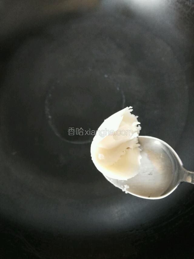 用炒菜锅放入熟猪油，化开猪油