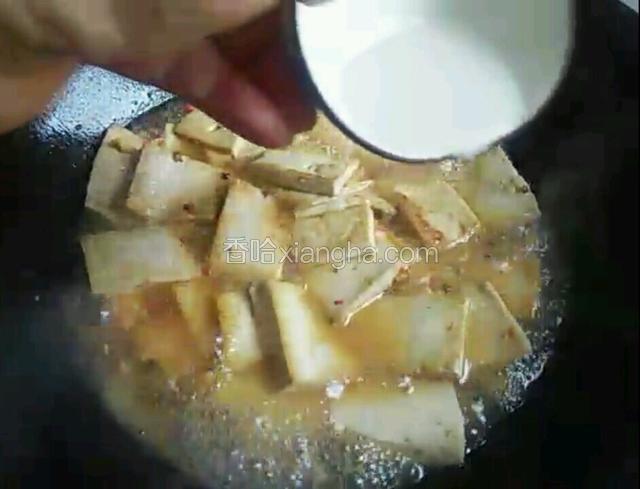 改小火，分两次勾茨，每次不要太多，烧至汤汁微稠，但不能感觉分不清豆腐和浓汤。