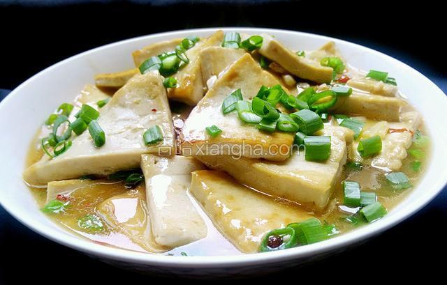 装盘即可，一盘小豆腐就做好了，欢迎友友鉴赏。