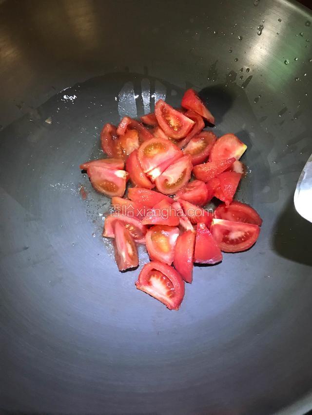 中大火热锅热油，放入番茄翻炒。