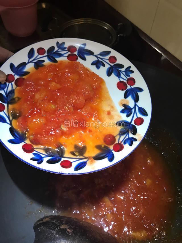 再炒至白糖溶化，盛出盘中备用。