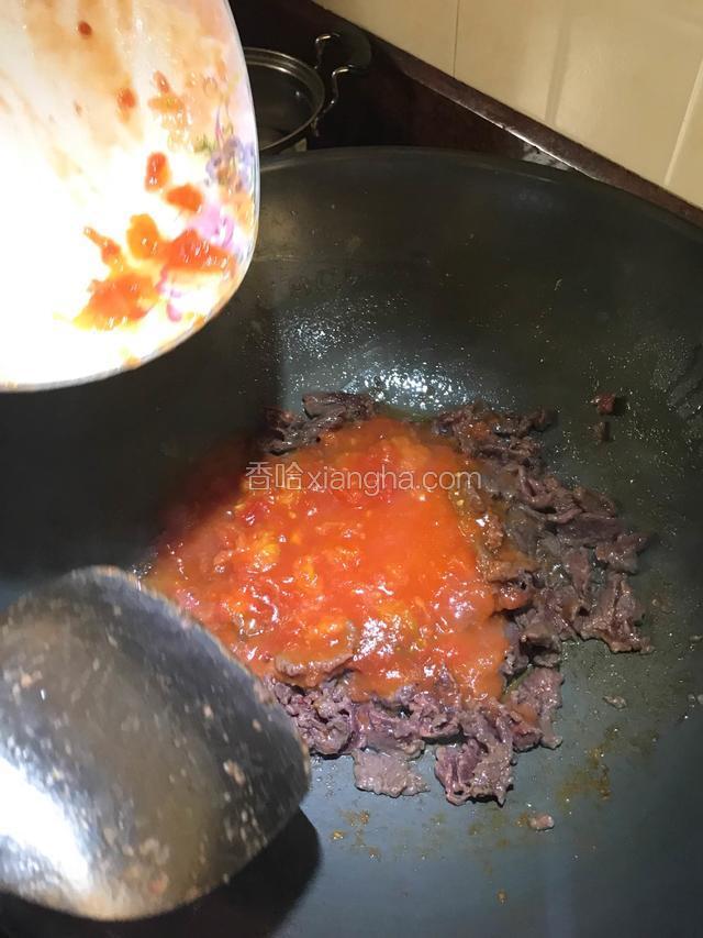 倒入番茄酱继续翻炒。