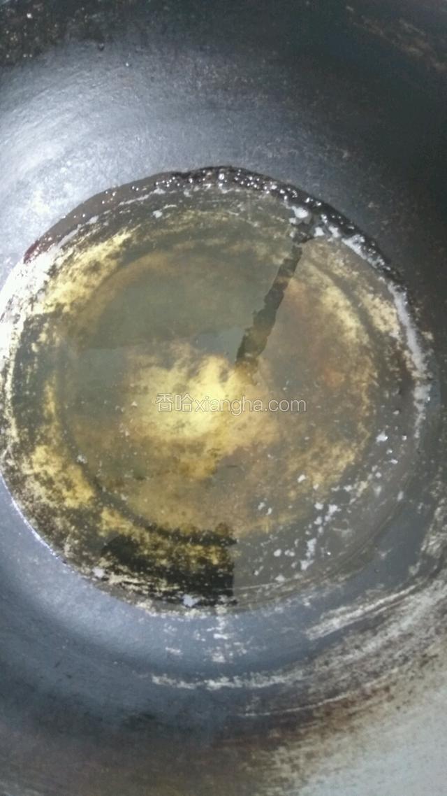 开火，锅干后放适量油。