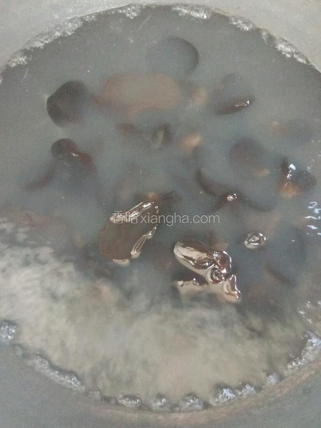 锅里烧开水把木耳放里面绰水