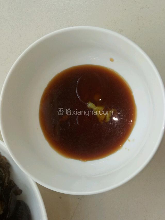 倒入适量味极鲜，醋，香油搅拌均匀。
