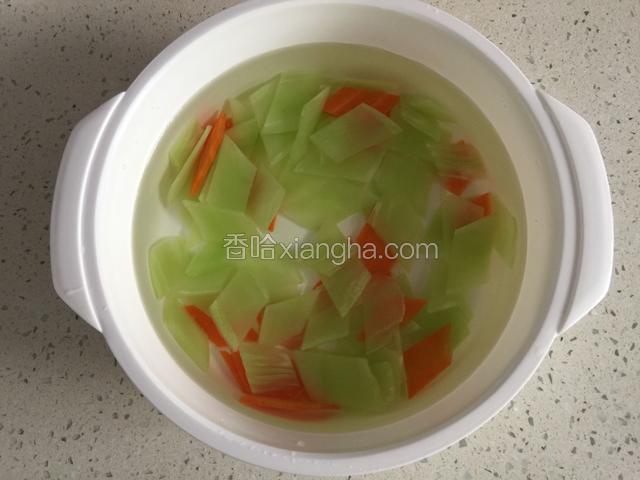过凉水捞出控干水份。