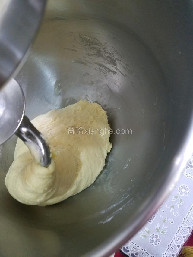 揉到面团起筋性的时候倒入黄油继续揉面。