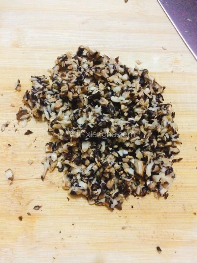 干冬菇用温水泡软，然后洗净，切成碎。