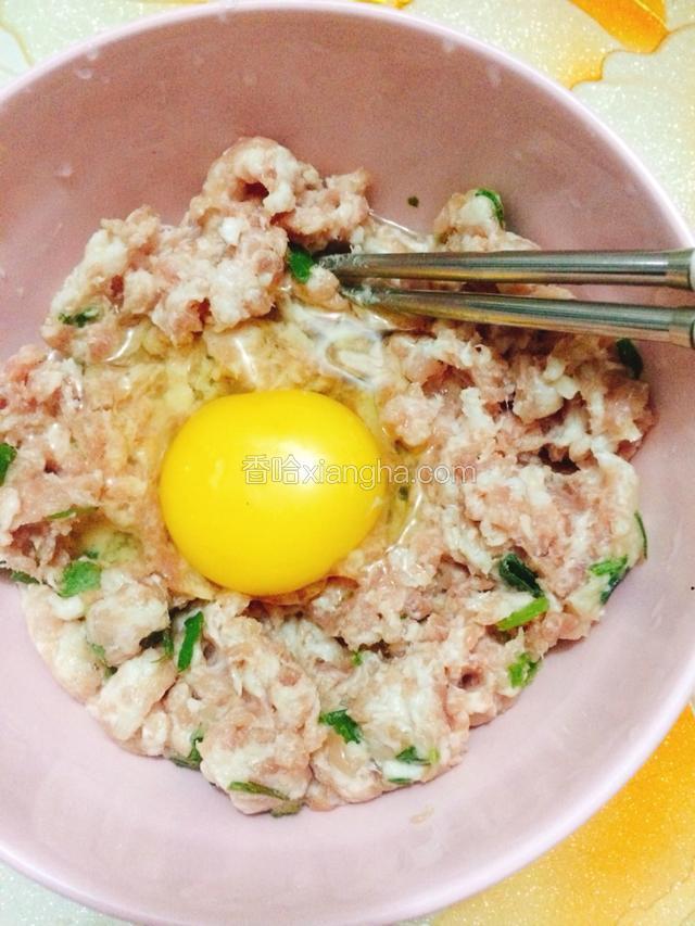 猪肉糜我是买的现成的也可以自己买半瘦肥的猪肉来剁成肉糜，不好后加入适量的盐少量的食用油和适量葱花，顺着一个方向搅拌均匀。然后再打一个鸡蛋，继续顺着同一个方向搅拌均匀。