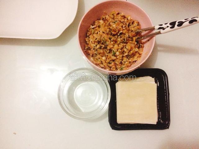 馅料弄好后，把云吞皮准备好，再准备好半碗凉开水。