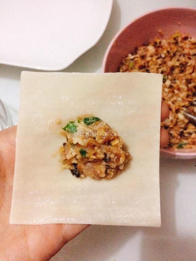 取一张云吞皮，放入适量的馅料。