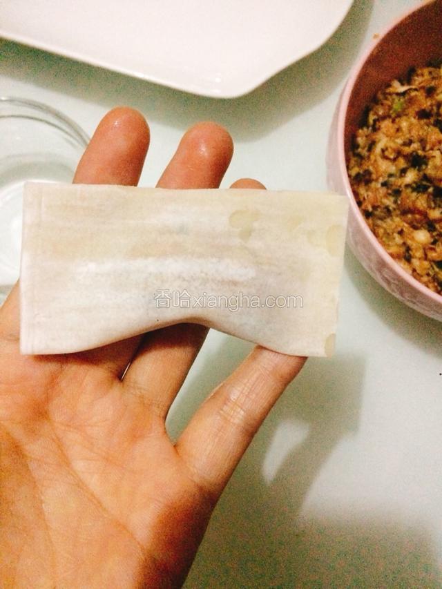 然后把云吞皮对折，捏紧。