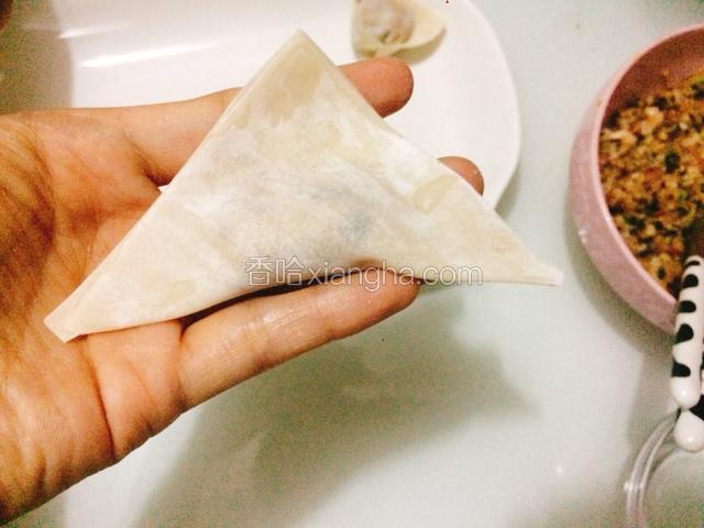还可以这样包：把皮对角对折，然后再把下面的两个角粘在一起。