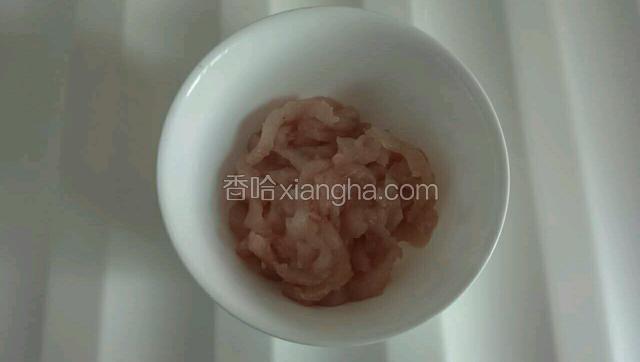 把猪瘦肉切成薄片，放入适量水淀粉，拌匀。