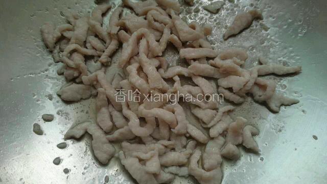 锅内放入适量食用油，烧热后放入猪肉丝，翻炒至肉丝变色断生。