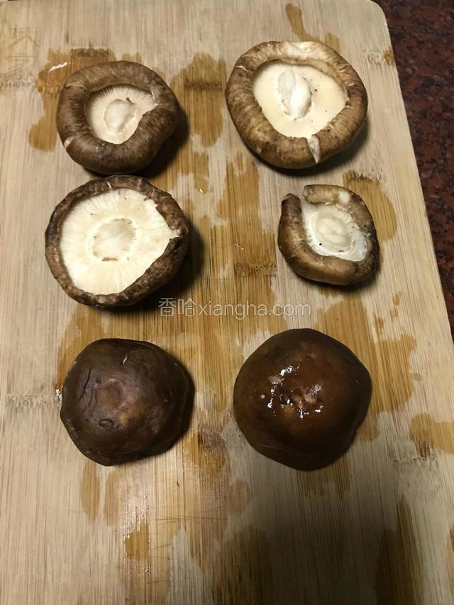 新鲜香菇轻轻冲洗干净后去蒂。