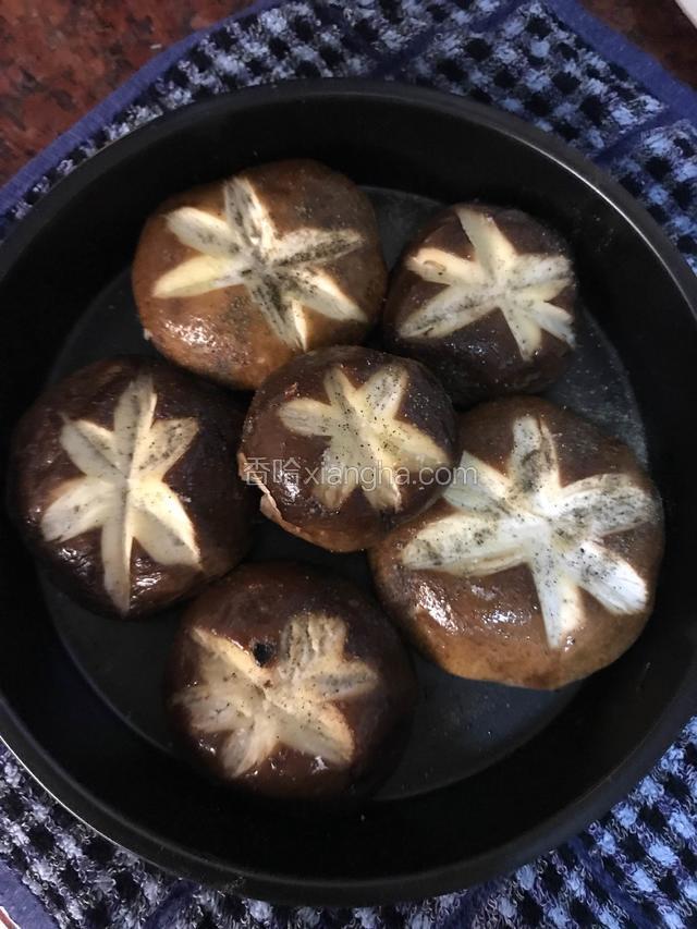 刷上橄榄油，洒盐和黑胡椒粉。