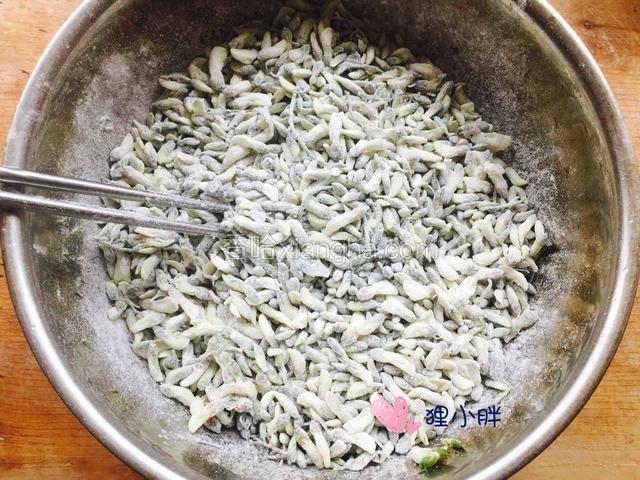用筷子拌均匀，面粉要看情况添加